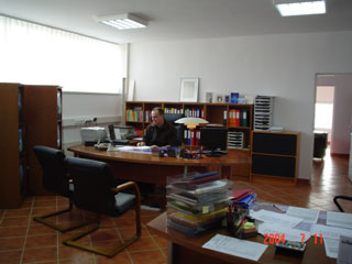 office1.jpg (17697 bytes)